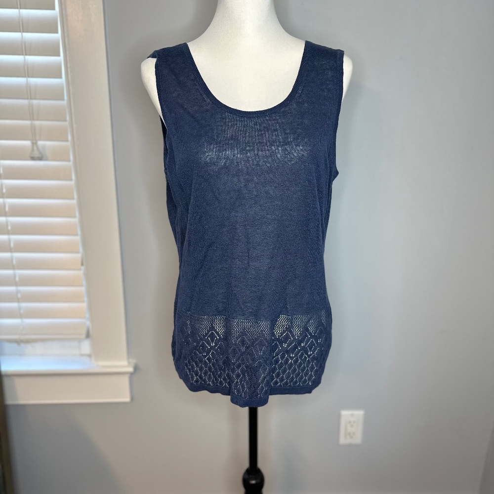 Carlisle denim blue linen shell - patterned knit.  Excellent condition. Size M